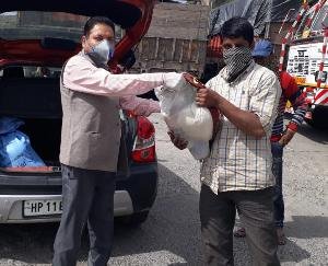 ट्रक यूनियन दाड़लाघाट ट्रक यार्ड में फंसे ट्रक चालकों को बाँट रही राशन 