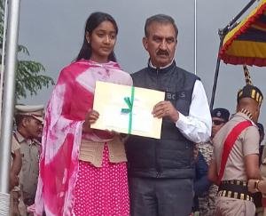 Kunihar: Chief Minister felicitated Mansi who secured second position in state level competition