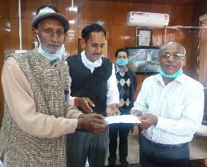 कुटैहला के संतराम ने पीएम रिलीफ फंड में दिया 1 लाख रूपए का चैक