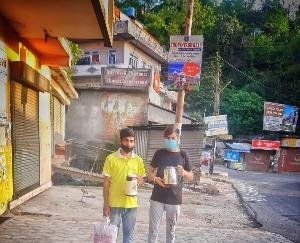 युवा समाजसेवी लगातार पुलिस प्रशासन की सेवा में जुटे 