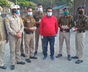 पुलिस जवानों को सैनीटाइजर देकर किया लक्ष्य पूरा  : जितेंद्र चंदेल 