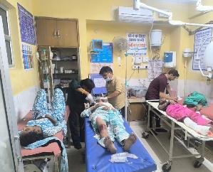 Una-: Pickup -full -of -devotees- fell- into- a- ditch,- one -dead,- 30- injured
