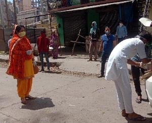 मानव सेवा ट्रस्ट और बिटिया फाउंडेशन खिला रही भूखों को खाना