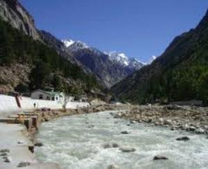 Tragic accident in Kullu: A five-year-old girl died after falling from her mother's lap while crossing a swollen river