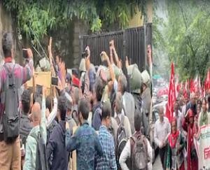 Farmers and gardeners surrounded the secretariat, tried to break the barricades