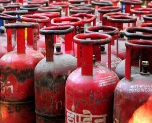 बीपीएल कार्ड धारकों को भी मिले फ्री गैस सिलिंडर 