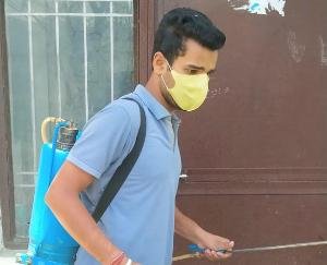 स्वच्छता प्रहरी अपनी जान को जोखिम में डालकर सेवाभाव से मैदान में डटे