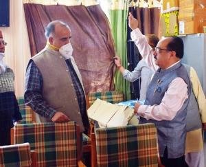 घर से बाहर आने-जाने के लिए मास्क पहनना अनिवार्य: डी सी सोलन