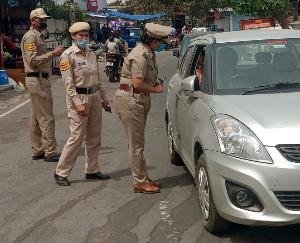 लोगों को कानून के दायरे में रहकर नियमों का पालन करने की हिदायत दे रही पुलिस