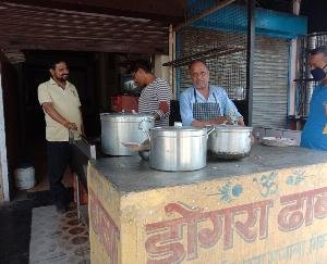 यह संस्था प्रतिदिन सैंकड़ों लोगों को करवा रही भोजन