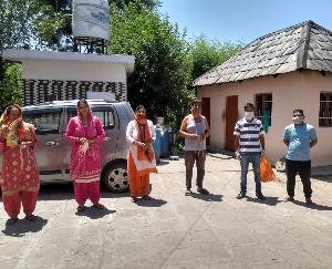 आशीष ठाकुर ने किए नौणी पंचायत में जनता को मास्क वितरित