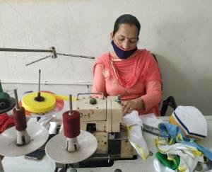अब तक डोगरा हौजरी ने तैयार की 200 पीपीई कीटें और लगभग 1 लाख मास्क