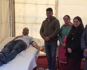 Bilaspur_Deputy_Commissioner_donated_blood_in_Jal_Tarang_Josh_Mahotsav_blood_donation_camp