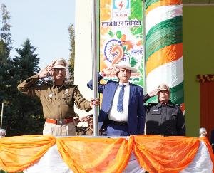 Jhakri_Rajiv_Kapoor_hoisted_the_tricolor_at_Nathpa_Hydro_Power_Station_on_Republic_Day.