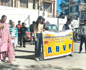 Dehra_ABVP_stages_massive_protest_in_the_case_of_murder_of_mid-day_meal_worker