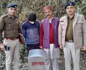 The_accused_who_stole_the_donation_box_from_Chota_Shimla_temple_was_arrested_and_the_donation_box_and_cash_were_recovered.