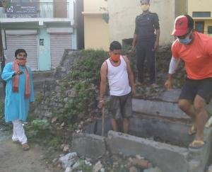 कहलूर सेवा विकास संस्थान ने उठाया पशुओं को पानी मुहैया करवाने का ज़िम्मा