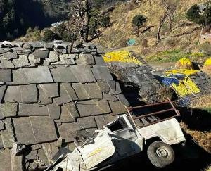 Bolero_camper_lost_control_and_fell_into_a_deep_gorge_in_Kullu_killing_two_and_injuring_three