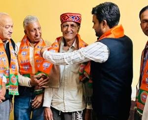 BJP honored old workers on foundation day in Dehra