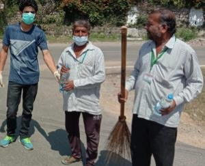 स्वयं सेवक समर्पित और कतव्र्यनिष्ठा की भावना से कर रही लोगों की सेवा