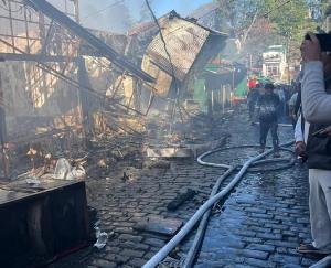 Massive_fire_breaks_out_in_Himachal's_Kasauli_several_shops_gutted_in_flames