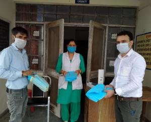 सामुदायिक स्वास्थ्य केंद्र हरलोग में सेफ्टी गाउन किए वितरित