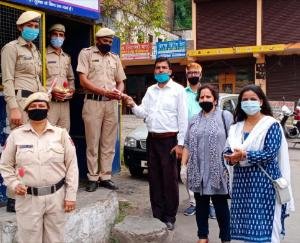 रेनबो स्टार क्लब ने किया पुलिसकर्मियों को सम्मानित 