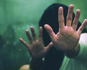 Woman levels serious allegations! After sexual harassment, threats issued against her entire family—including husband and children; FIR registered against three individuals.