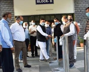 डॉ. बिंदल ने जिला प्रशासन को 11 फुट ऑपरेटिड हैण्ड वॉश मशीन की भेंट