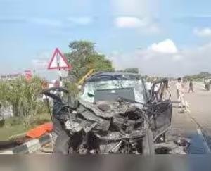 Horrific accident on Mandi-Pathankot Highway; Alto collides with road roller, 6 critically injured.