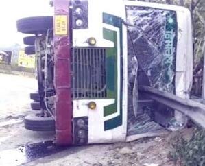 Manali-Pathankot HRTC bus overturns in Kullu; 6 injured, including driver and conductor.