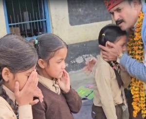 Children burst into tears over their teacher’s transfer; the image of the farewell is truly moving.