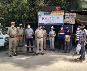 आशीष ठाकुर व साथियों ने कोरोना योद्धाओं को किया सम्मानित 