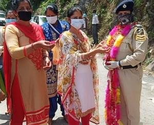 ग्रामीणों ने फूल मालाओं से कोरोना महावीरों को किया सम्मानित