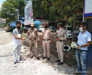 युवा कांग्रेस नेता आशीष ठाकुर ने कोरोना योद्धाओंं को किए मास्क वितरित 
