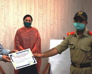 उपायुक्त सिरमौर ने एनएसएस व एनसीसी स्वयंसेवकों को किया सम्मानित