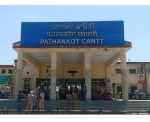 हैदराबाद से विशेष ट्रेन से पठानकोट पहुंचे 118 हिमाचली, तालियों से हुआ जोरदार स्वागत