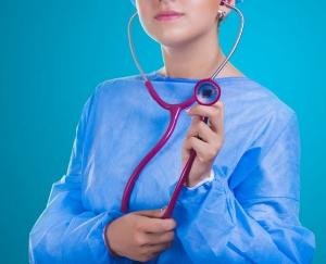 तीन वर्ष का कार्यकाल पूरा करने के बावजूद भी नियमित नहीं हुईं स्टाफ नर्स