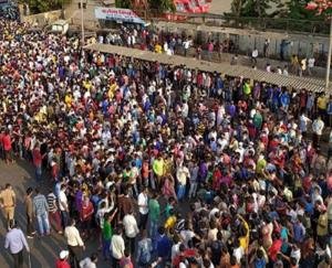 घर लौटने के लिए बेताब प्रवासी मजदूर, अपना रहे खतरनाक तरीके