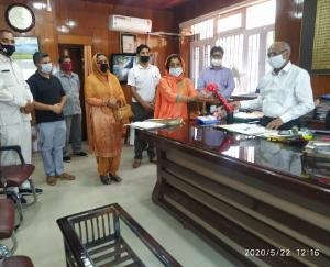 जिला कांग्रेस कमेटी बिलासपुर ने किया जिला प्रशासन को सम्मानित 