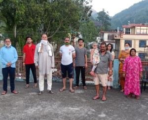 मुसीबत के मारे लोगों को पुलिस अधिकारी ने दी अपने घर में पनाह