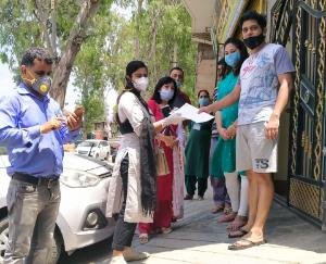 कुनिहार के दौरे पर निकलीं असिस्टेंट कमिश्नर, होम क्वारंटाइन परिवारों को किया मोटीवेट