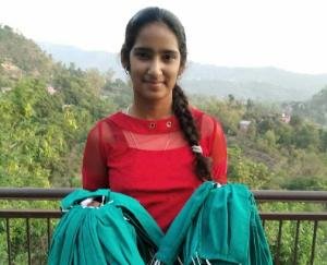 11वीं कक्षा की छात्रा ने स्वयं मास्क बना जरूरतमंदों में किए वितरित