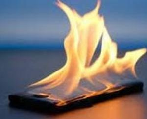 मोबाइल फोन मे धमाका होने से आठ वर्षीय बच्चे की आंखे झुलसी