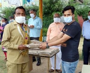 शिरडी साईं बाबा भगत संगठन ने सफाई कर्मचारियों को किया सम्मानित