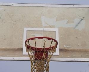 बास्केटबॉल खेलमैदान में रिंग व बोर्ड को अज्ञात तत्वों ने तोड़ा