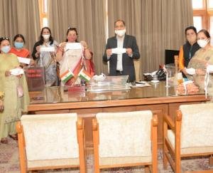 भाजपा महिला मोर्चा ने मुख्यमंत्री को प्रदान की कोरोना सुरक्षा किट्स