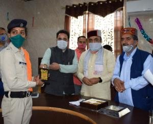 अर्की में ‘कोरोना योद्धा अवार्ड ऑफ़ एक्सीलेंट सर्विसिज-2020’ से सम्मानित किए कर्मी