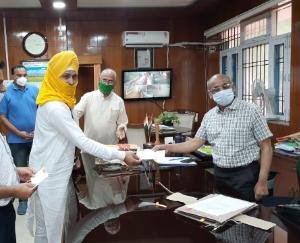 सोलीडिटरी रिस्पोंस फंड व पी.एम. केयर फंड में किए चैक भेंट 