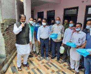 रामलाल ठाकुर ने 32 पंचायतों में बांटे सेनेटरइजर